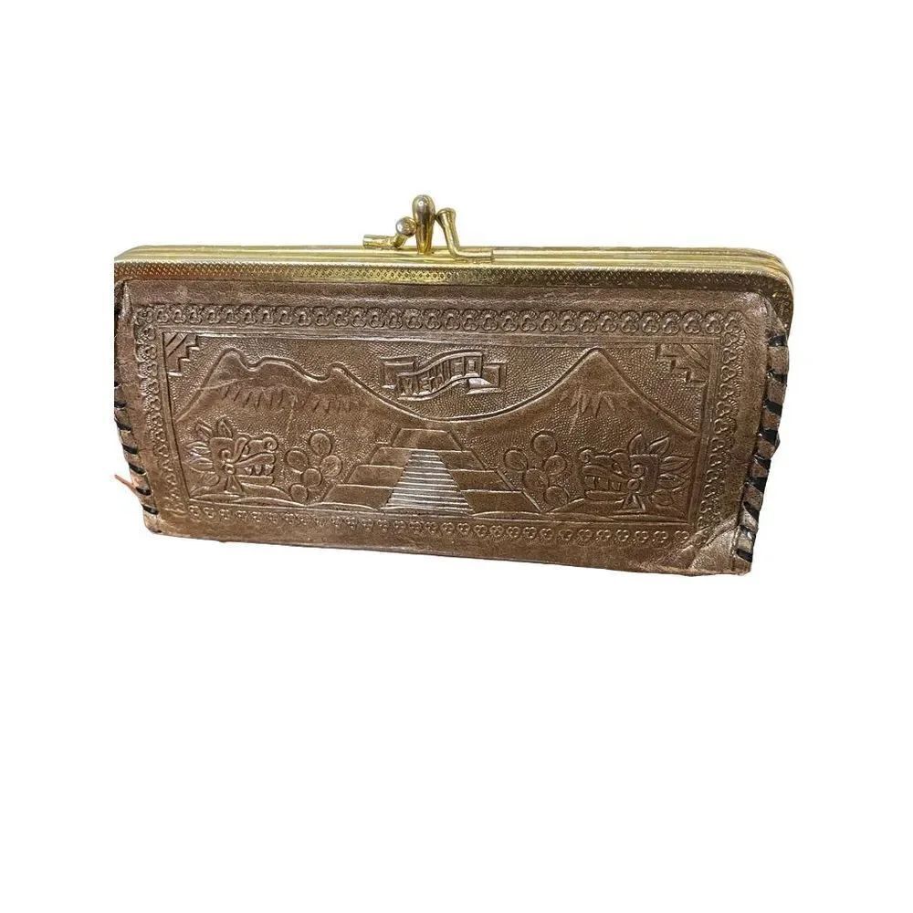Vintage leather Mexican snap close coin purse clutch in brown tooled leather 195